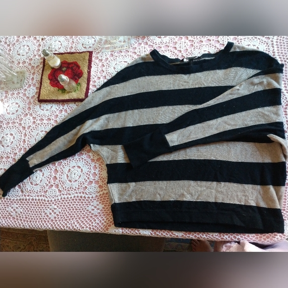 BCBG maxazria cropped light sweater - Picture 2 of 6